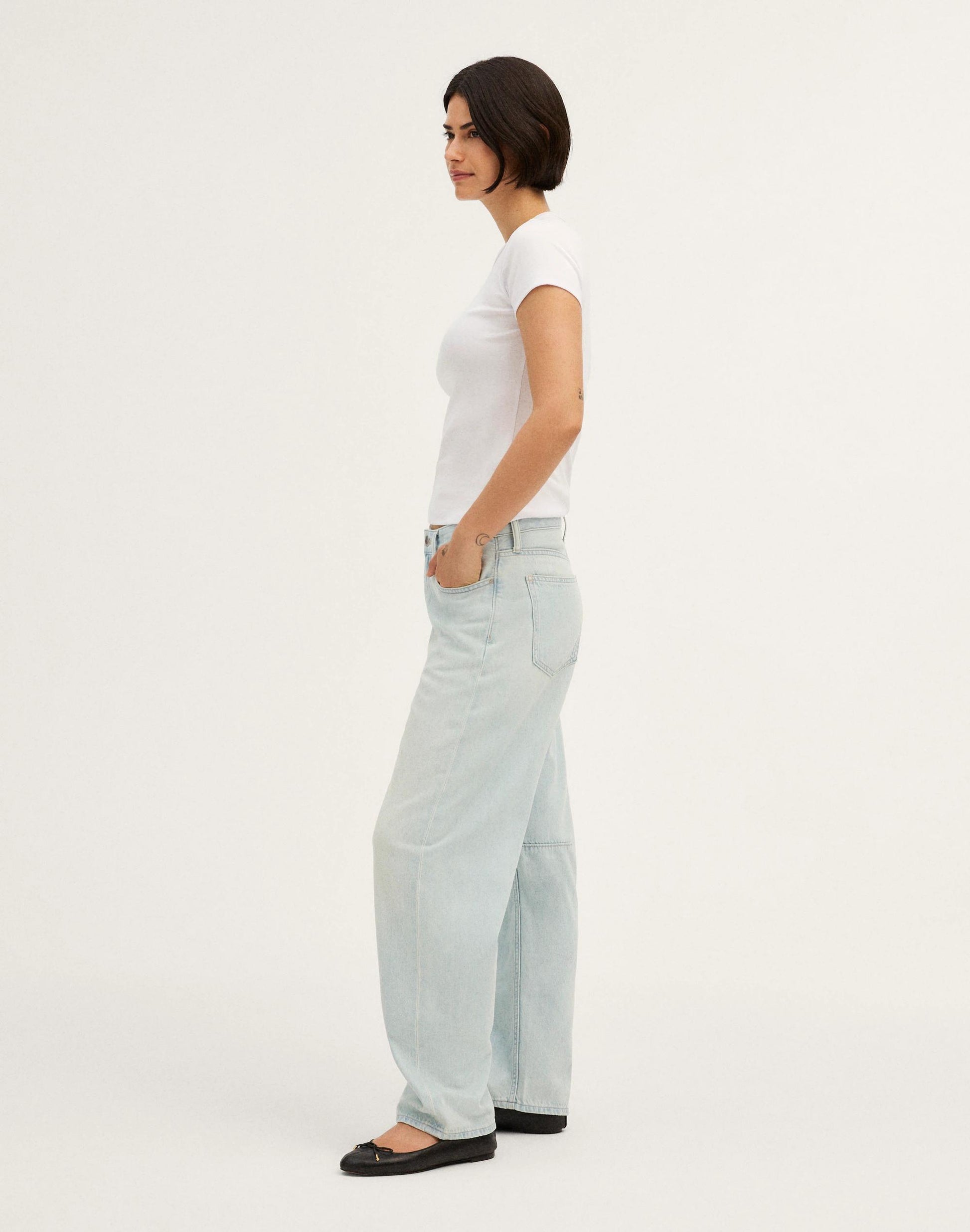 The Curvy Darted Barrel-Leg Jean in Airy Denim Laguna Wash | Madewell