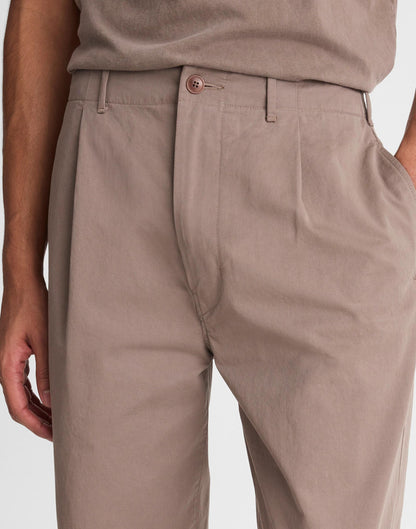 Pleated Chino Pants in Uniform Twill Dark Driftwood | Madewell